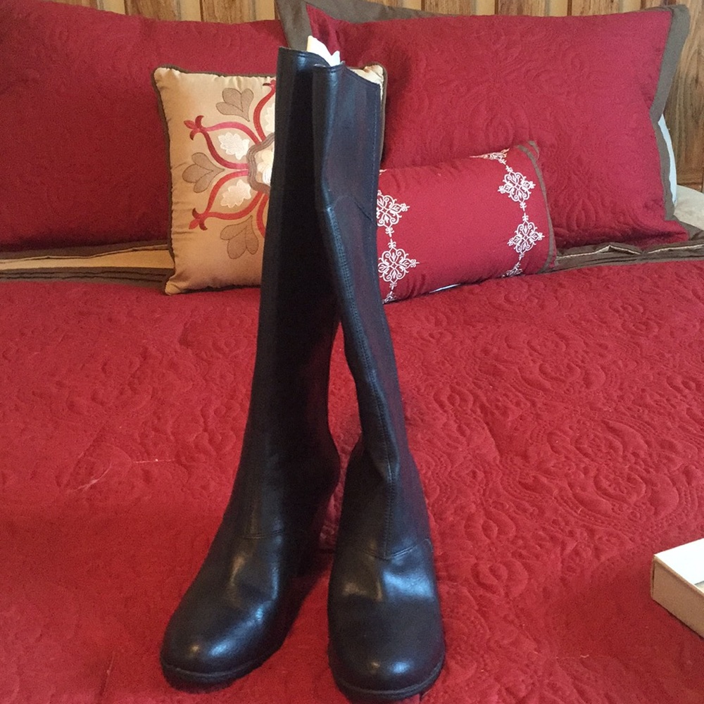 Beautiful BOC black boots never worn!!